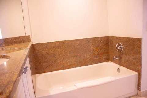 Condo in Miami, Florida, 3 bedrooms  № 1861796 - photo 17