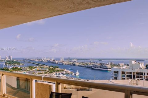 Condo in Miami, Florida, 3 bedrooms  № 1861796 - photo 5