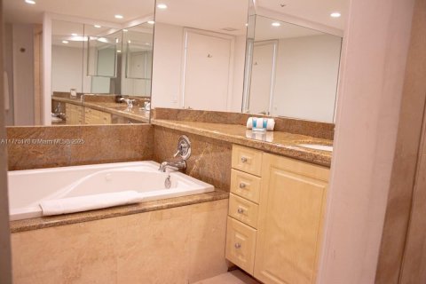 Condo in Miami, Florida, 3 bedrooms  № 1861796 - photo 22