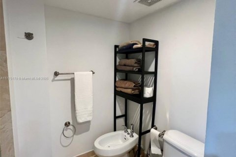 Condo in Miami, Florida, 3 bedrooms  № 1861796 - photo 25