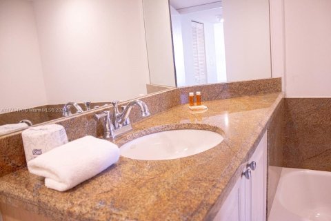 Condo in Miami, Florida, 3 bedrooms  № 1861796 - photo 24