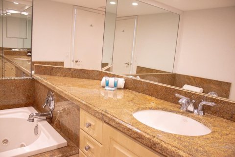 Condo in Miami, Florida, 3 bedrooms  № 1861796 - photo 20