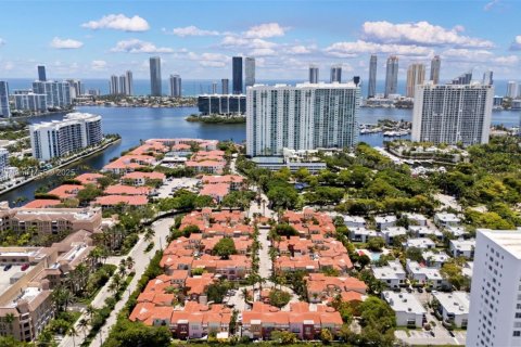 Townhouse in Aventura, Florida 3 bedrooms, 170.94 sq.m. № 1781810 - photo 19