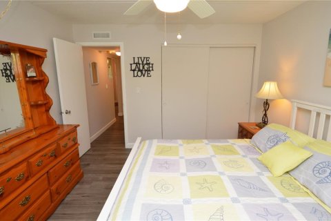 Condo in Largo, Florida, 2 bedrooms  № 1532909 - photo 27