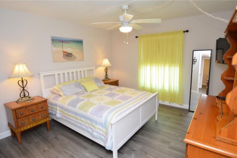 Condo in Largo, Florida, 2 bedrooms  № 1532909 - photo 23