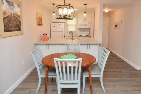 Condo in Largo, Florida, 2 bedrooms  № 1532909 - photo 13