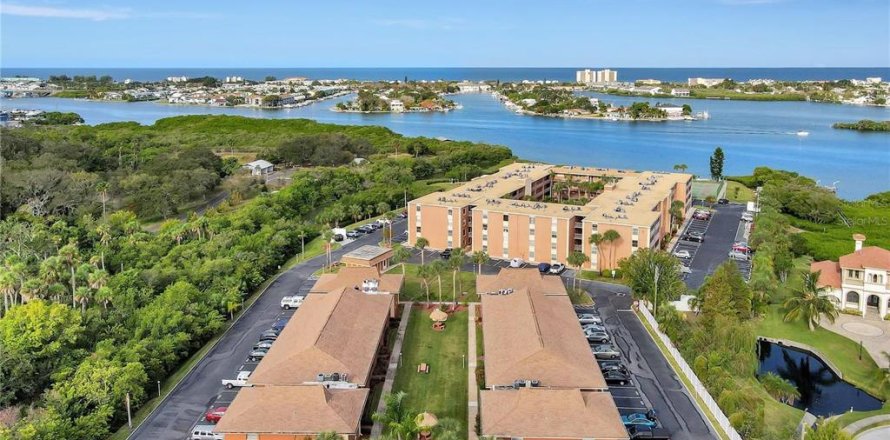Condominio en Largo, Florida, 2 dormitorios № 1532909