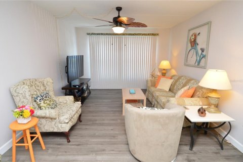 Condo in Largo, Florida, 2 bedrooms  № 1532909 - photo 20