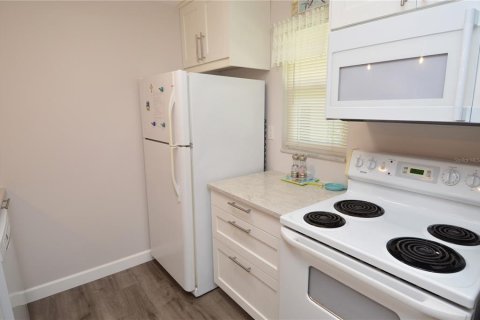 Condo in Largo, Florida, 2 bedrooms  № 1532909 - photo 9
