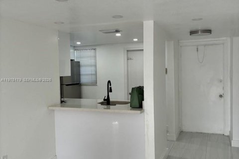 Condominio en alquiler en Miami, Florida, 3 dormitorios, 123.37 m2 № 2040214 - foto 2