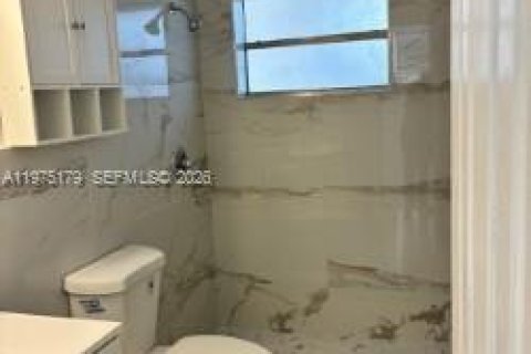 Condominio en alquiler en Miami, Florida, 3 dormitorios, 123.37 m2 № 2040214 - foto 8