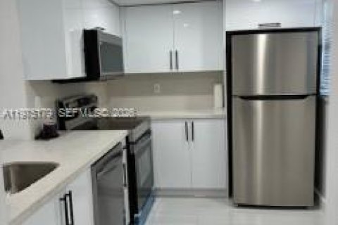 Condominio en alquiler en Miami, Florida, 3 dormitorios, 123.37 m2 № 2040214 - foto 3