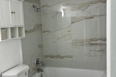 Condominio en alquiler en Miami, Florida, 3 dormitorios, 123.37 m2 № 2040214 - foto 5