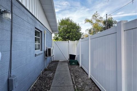 House in Temple Terrace, Florida 3 bedrooms, 118.36 sq.m. № 2195496 - photo 27