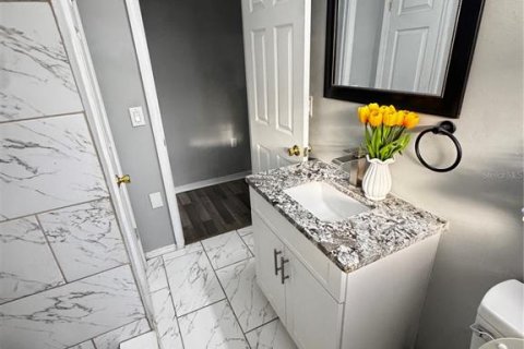 House in Temple Terrace, Florida 3 bedrooms, 118.36 sq.m. № 2195496 - photo 23