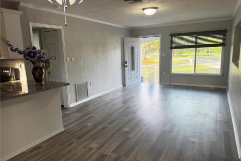 House in Temple Terrace, Florida 3 bedrooms, 118.36 sq.m. № 2195496 - photo 9
