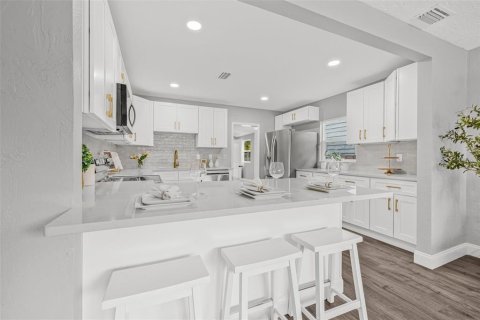House in Saint Petersburg, Florida 3 bedrooms, 114.27 sq.m. № 1894900 - photo 6