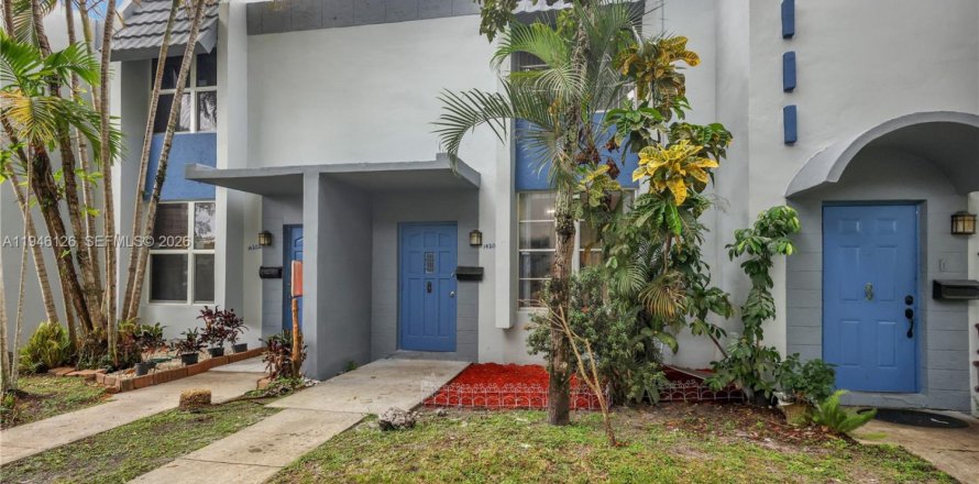 Townhouse in Miami, Florida 3 bedrooms, 111.48 sq.m. № 2002452