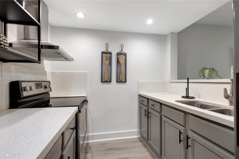 Townhouse in Miami, Florida 3 bedrooms, 111.48 sq.m. № 2002452 - photo 5