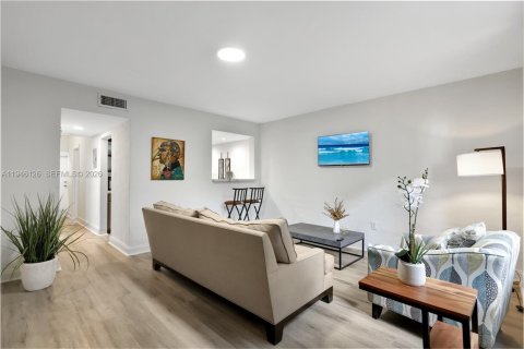 Townhouse in Miami, Florida 3 bedrooms, 111.48 sq.m. № 2002452 - photo 2