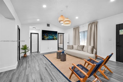 Снять в аренду виллу или дом в Пайнкрест, Флорида 5 спален, 243.5м2, № 1766648 - фото 4