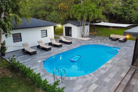 Снять в аренду виллу или дом в Пайнкрест, Флорида 5 спален, 243.5м2, № 1766648 - фото 1