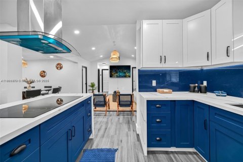 Снять в аренду виллу или дом в Пайнкрест, Флорида 5 спален, 243.5м2, № 1766648 - фото 8