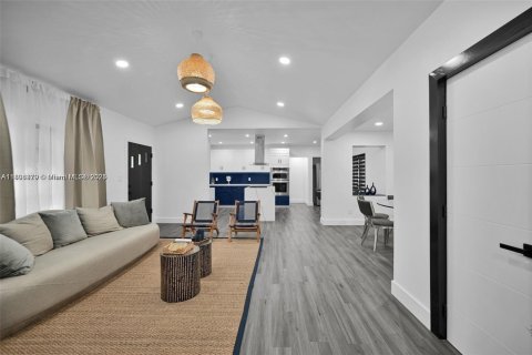 Снять в аренду виллу или дом в Пайнкрест, Флорида 5 спален, 243.5м2, № 1766648 - фото 6