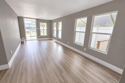 Villa ou maison à vendre à Tampa, Floride: 5 chambres, 186.18 m2 № 2408804 - photo 5