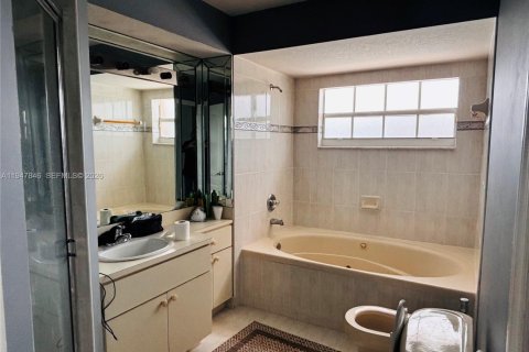 Villa ou maison à vendre à Miami, Floride: 3 chambres, 155.43 m2 № 2003938 - photo 10