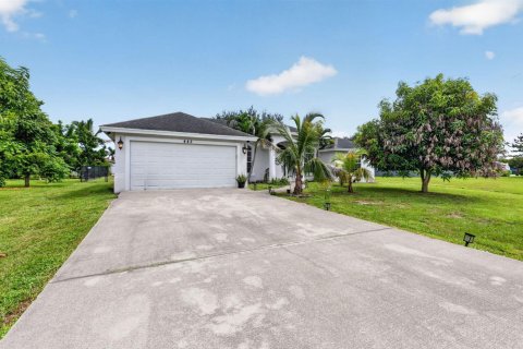 House in Port St. Lucie, Florida 4 bedrooms, 185.53 sq.m. № 2431291 - photo 2