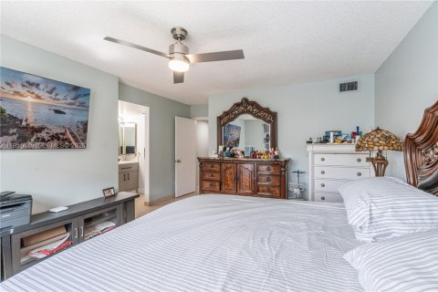 Купить кондоминиум в Тамарак, Флорида 2 спальни, 117.99м2, № 2089346 - фото 5