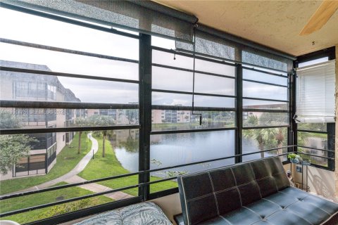 Купить кондоминиум в Тамарак, Флорида 2 спальни, 117.99м2, № 2089346 - фото 14