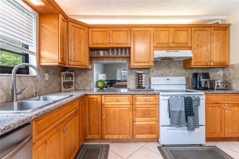 Купить кондоминиум в Тамарак, Флорида 2 спальни, 117.99м2, № 2089346 - фото 7