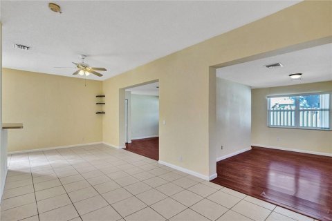 House in Coconut Creek, Florida 3 bedrooms, 179.21 sq.m. № 2175553 - photo 14
