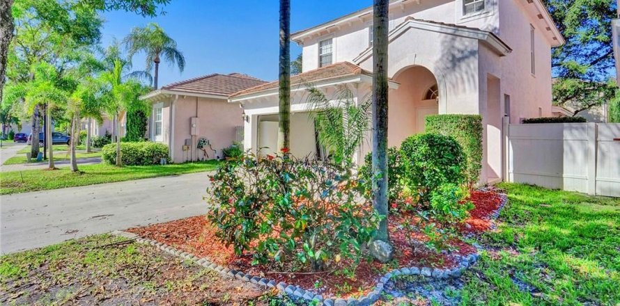 House in Coconut Creek, Florida 3 bedrooms, 179.21 sq.m. № 2175553