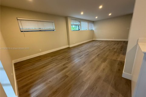 Снять в аренду виллу или дом в Помпано-Бич, Флорида 1 спальня, 470.27м2, № 1966110 - фото 3