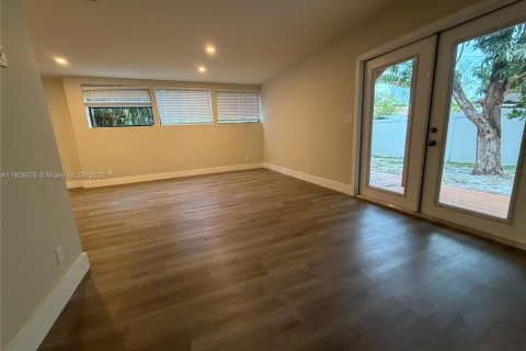 Снять в аренду виллу или дом в Помпано-Бич, Флорида 1 спальня, 470.27м2, № 1966110 - фото 4