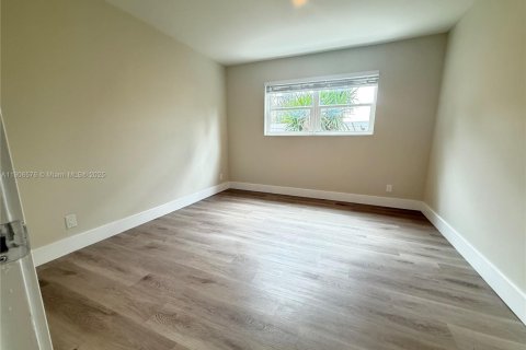 Снять в аренду виллу или дом в Помпано-Бич, Флорида 1 спальня, 470.27м2, № 1966110 - фото 5