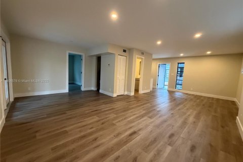 Снять в аренду виллу или дом в Помпано-Бич, Флорида 1 спальня, 470.27м2, № 1966110 - фото 1