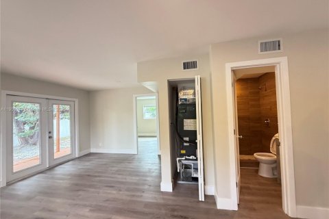 Снять в аренду виллу или дом в Помпано-Бич, Флорида 1 спальня, 470.27м2, № 1966110 - фото 7