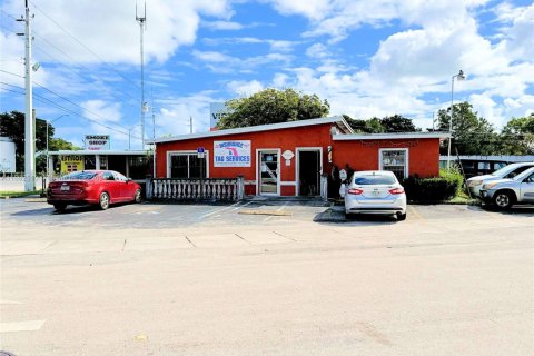 Commercial property in West Park, Florida № 1959293 - photo 1