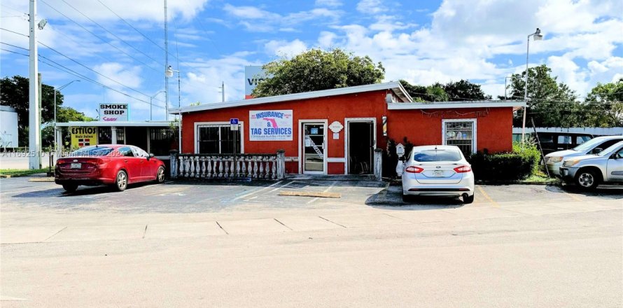 Commercial property in West Park, Florida № 1959293