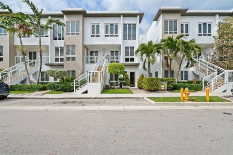 Кондоминиум с 3 спальнями в Дорал, Флорида в LANDMARK № 2058269