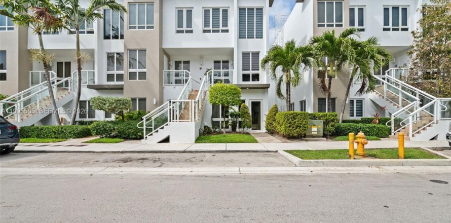 Кондоминиум с 3 спальнями в Дорал, Флорида в LANDMARK № 2058269