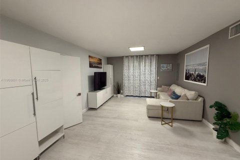 Villa ou maison à louer à Sunny Isles Beach, Floride: 3 chambres, 137.87 m2 № 1963415 - photo 18