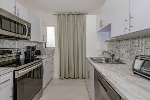 Villa ou maison à louer à Sunny Isles Beach, Floride: 3 chambres, 137.87 m2 № 1963415 - photo 24