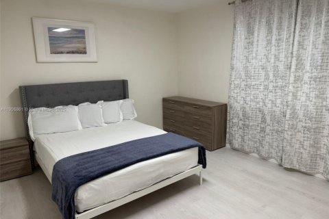 Villa ou maison à louer à Sunny Isles Beach, Floride: 3 chambres, 137.87 m2 № 1963415 - photo 11