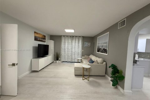 Villa ou maison à louer à Sunny Isles Beach, Floride: 3 chambres, 137.87 m2 № 1963415 - photo 19