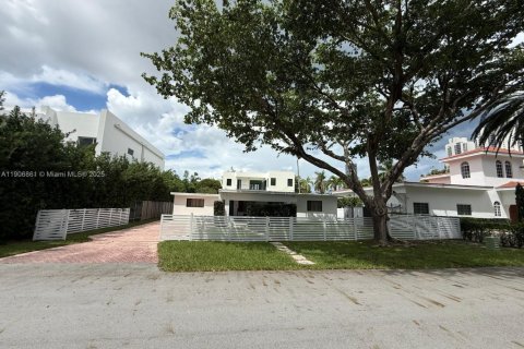 Villa ou maison à louer à Sunny Isles Beach, Floride: 3 chambres, 137.87 m2 № 1963415 - photo 1